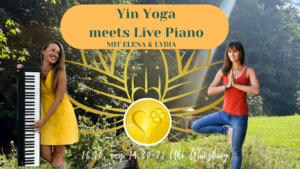 Zwei Frauen im Freien: Die eine hält eine Klaviertastatur in der Hand und lächelt, die andere steht auf einem Bein in einer Yoga-Pose. Der Text lautet: „Yin Yoga meets Live Piano mit Elena & Lydia“ – Veranstaltungsdetails siehe unten.