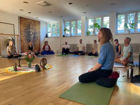 Meditationslehrer-Achtsamkeitstrainer-Ausbildung-Gluecksbringer (6) Holistic-Longevity-Ausbildung